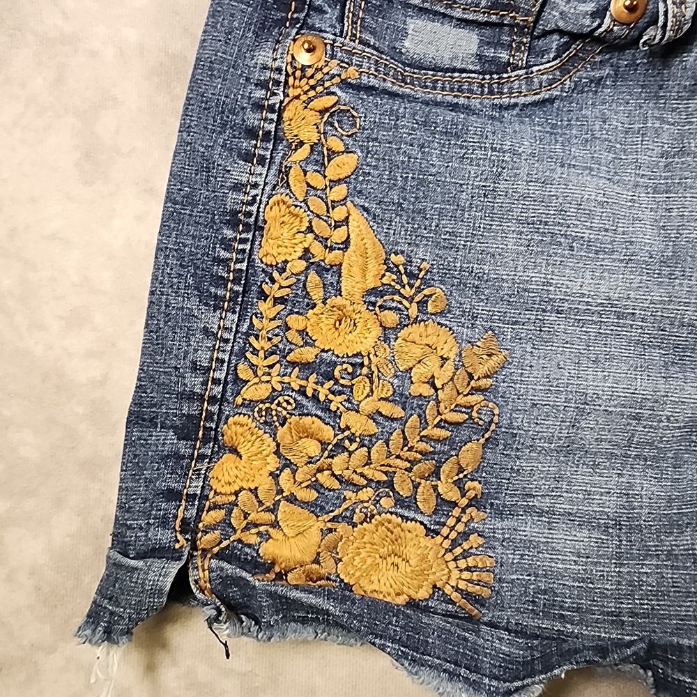 17/21 Exclusive Denim Shorts Size 12 Blue Embroidered Floral Raw Hem Cutoffs - Picture 3 of 6